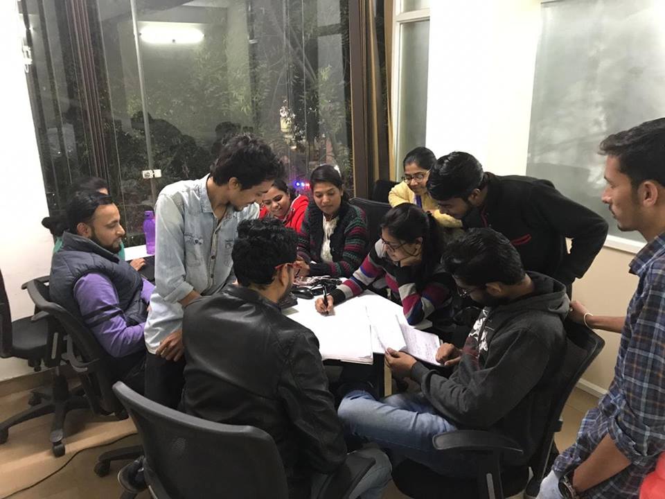 Slogan bnane par samuh charcha